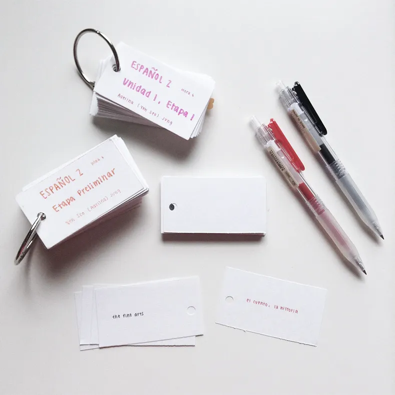 Flashcards and pens on a table