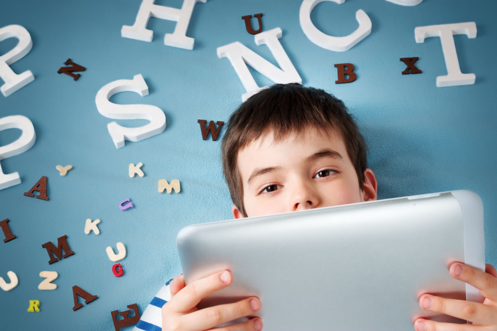 Student využívá tablet k učení online
