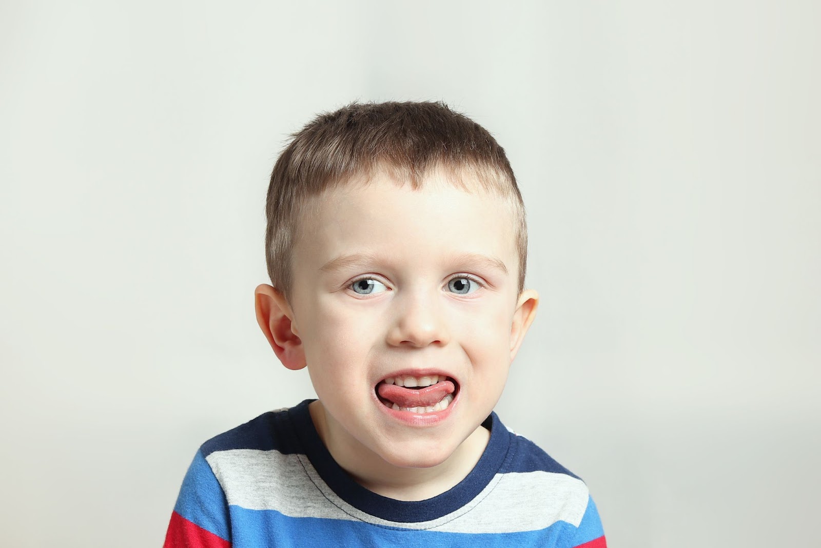 Niño intentando pronunciar una palabra en inglés