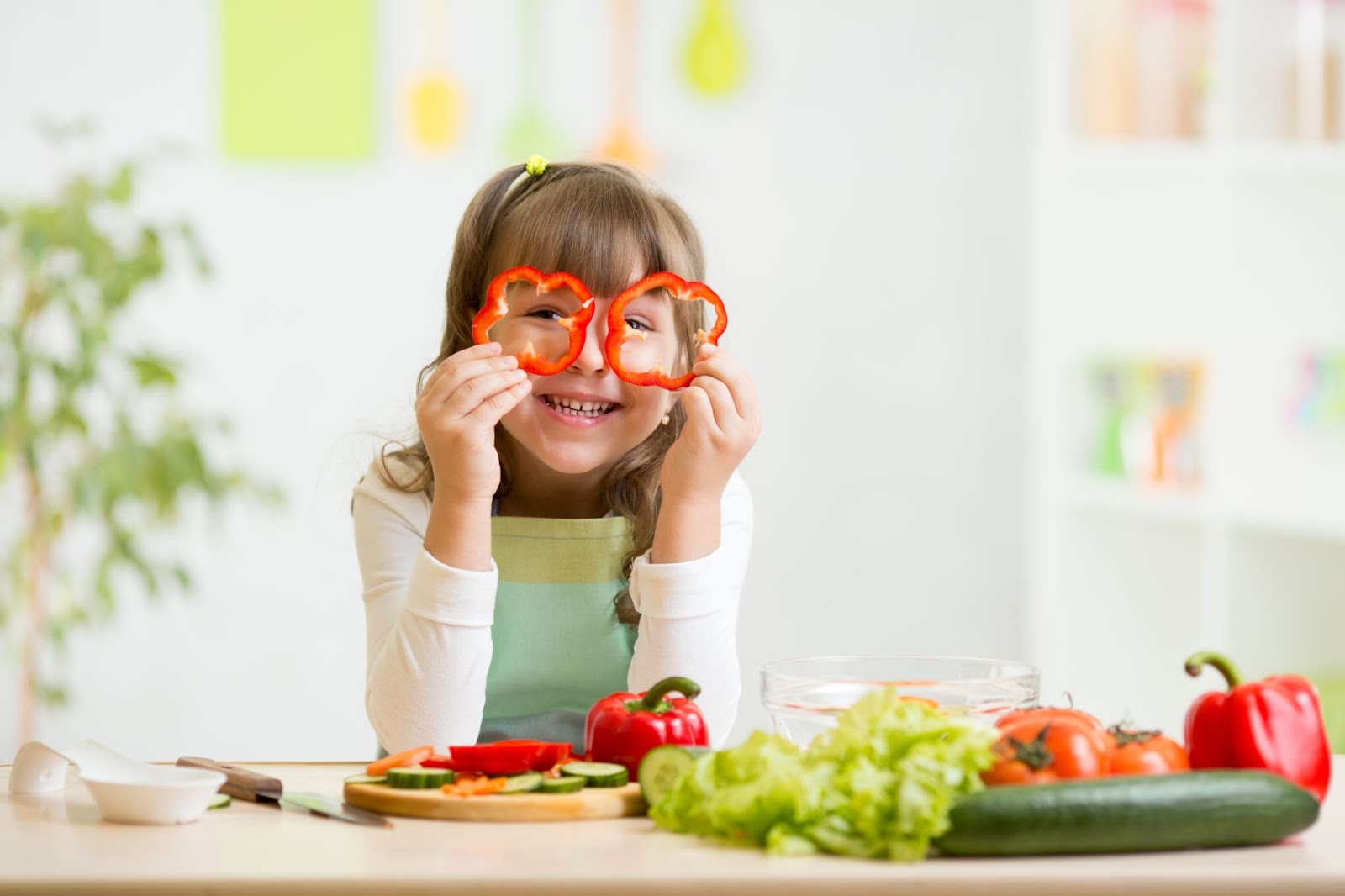 Niña que se divierte con verduras