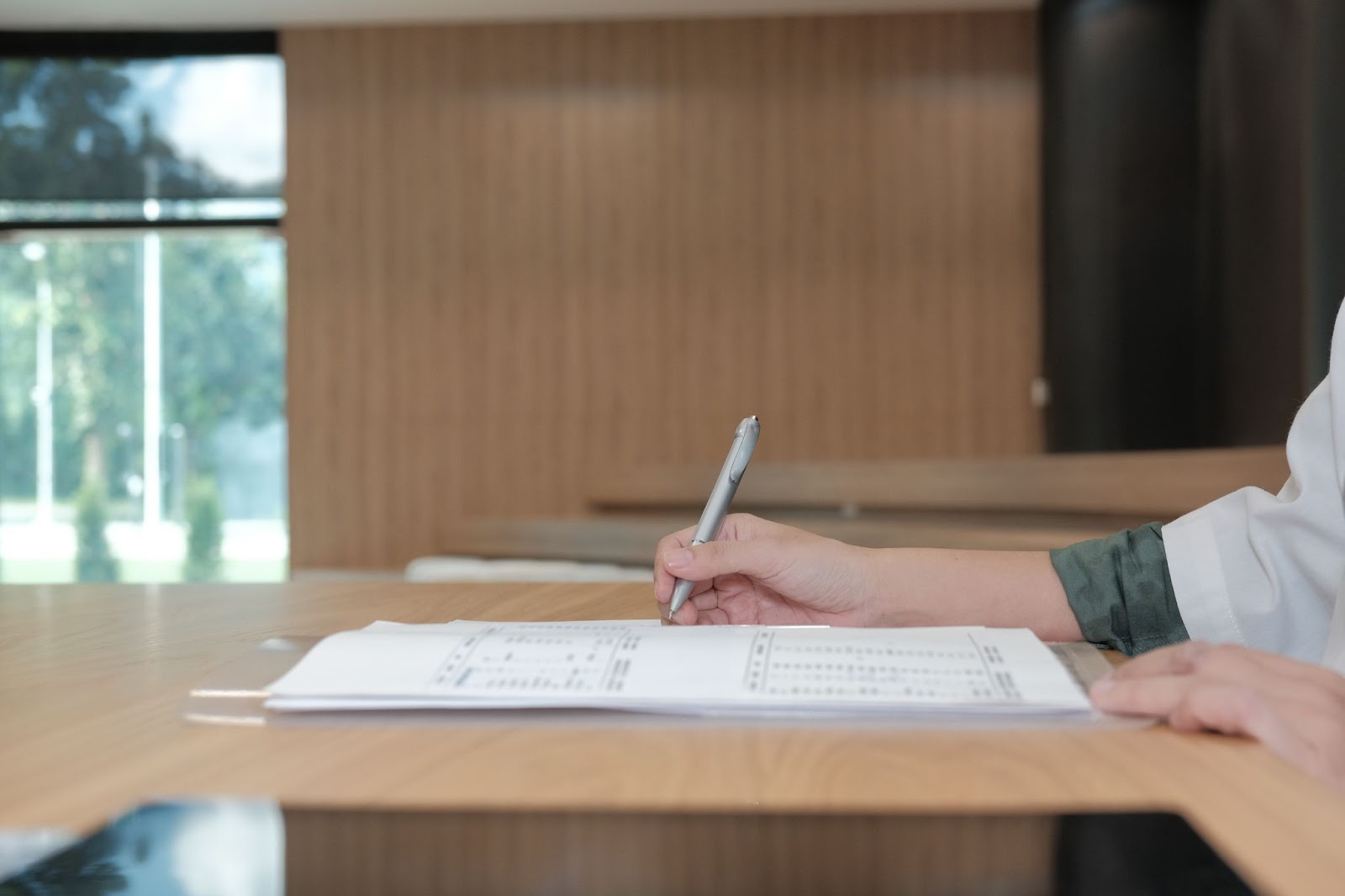 Un niño en un pupitre haciendo un examen.