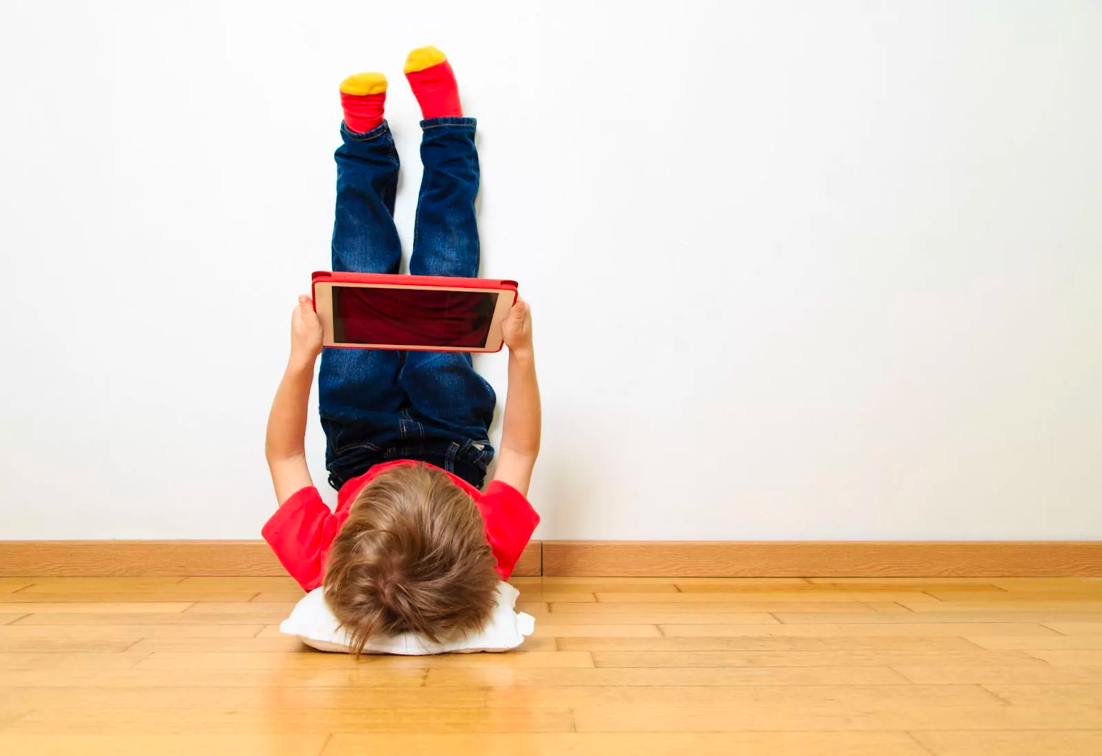 Un niño mirando atentamente una tablet