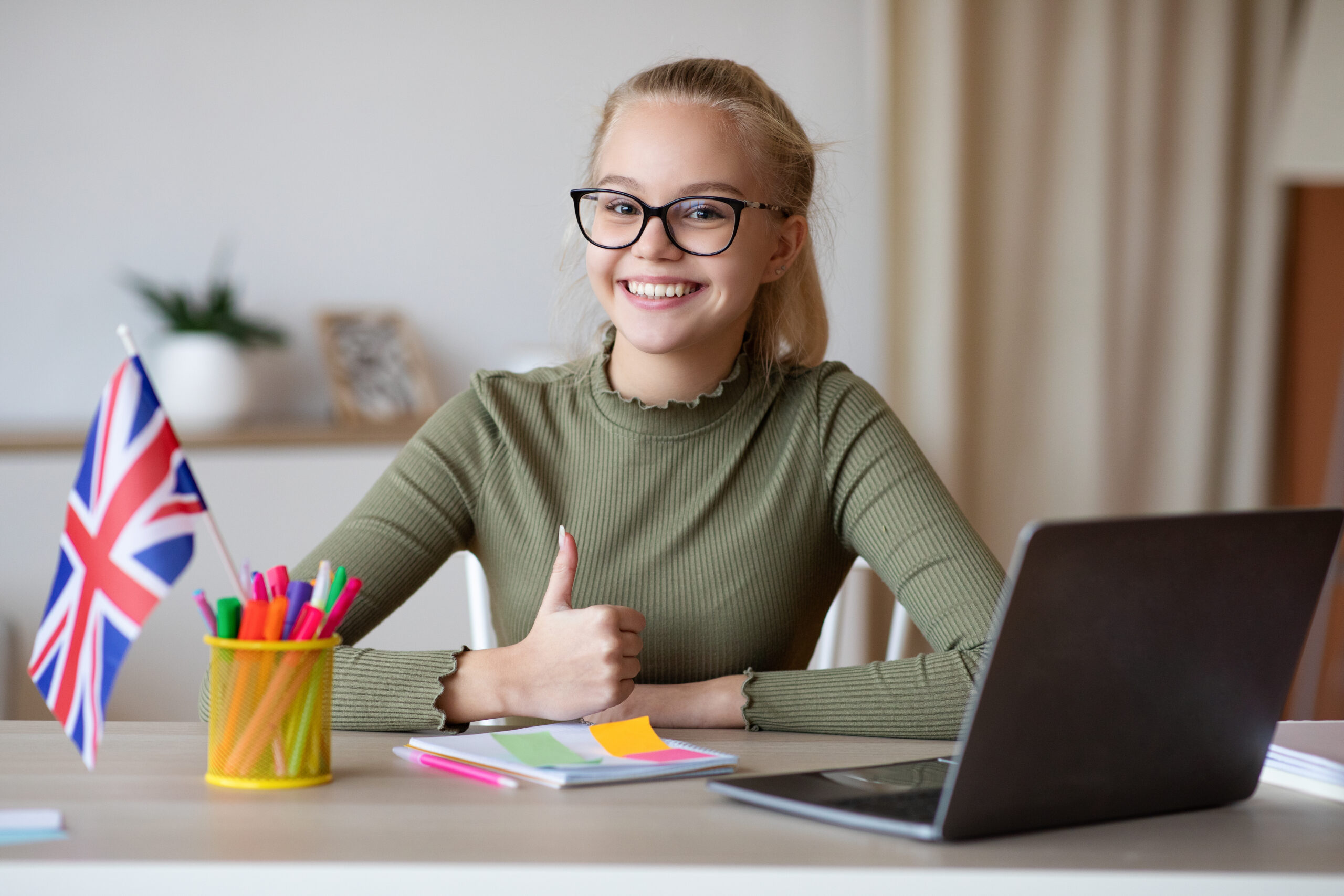 Una estudiante aprendiendo inglés