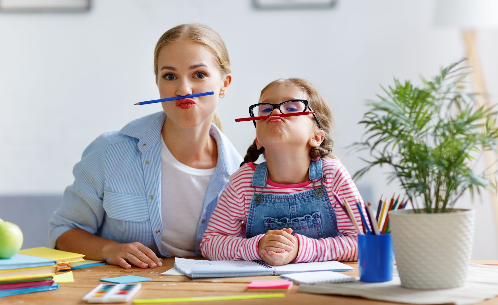 Madre e hija haciendo los deberes