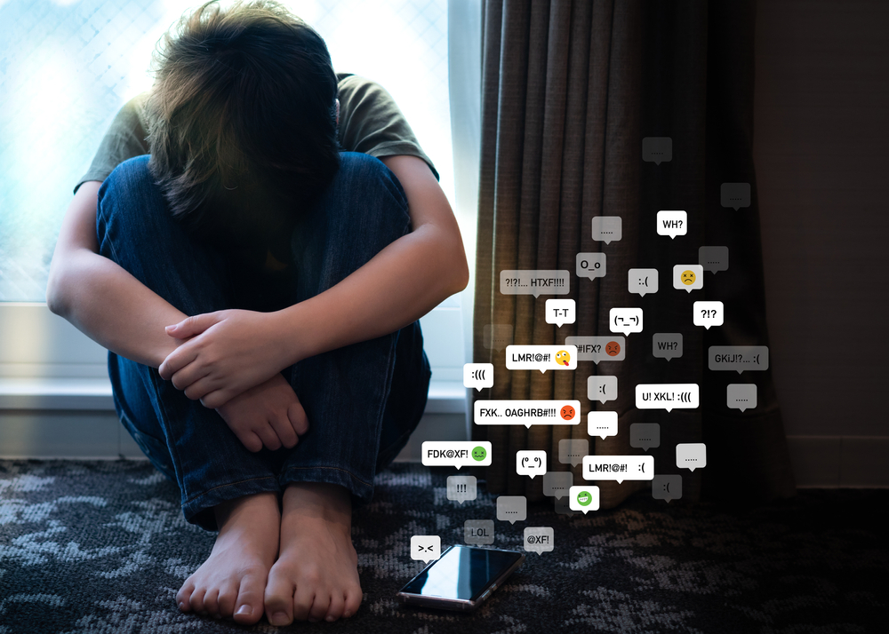 Un niño triste por el ciberacoso de sus compañeros en redes