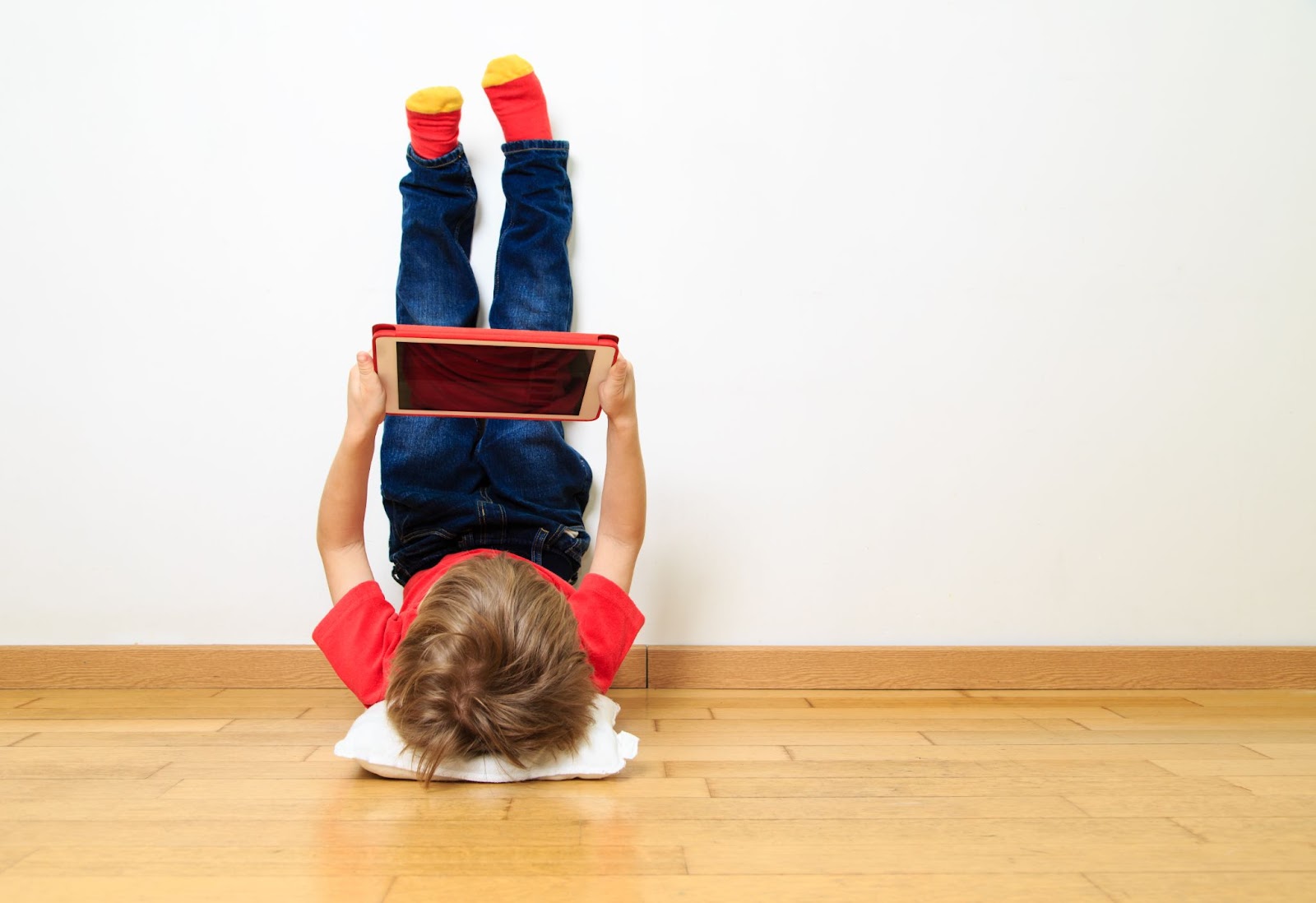 Niño con la tablet en casa