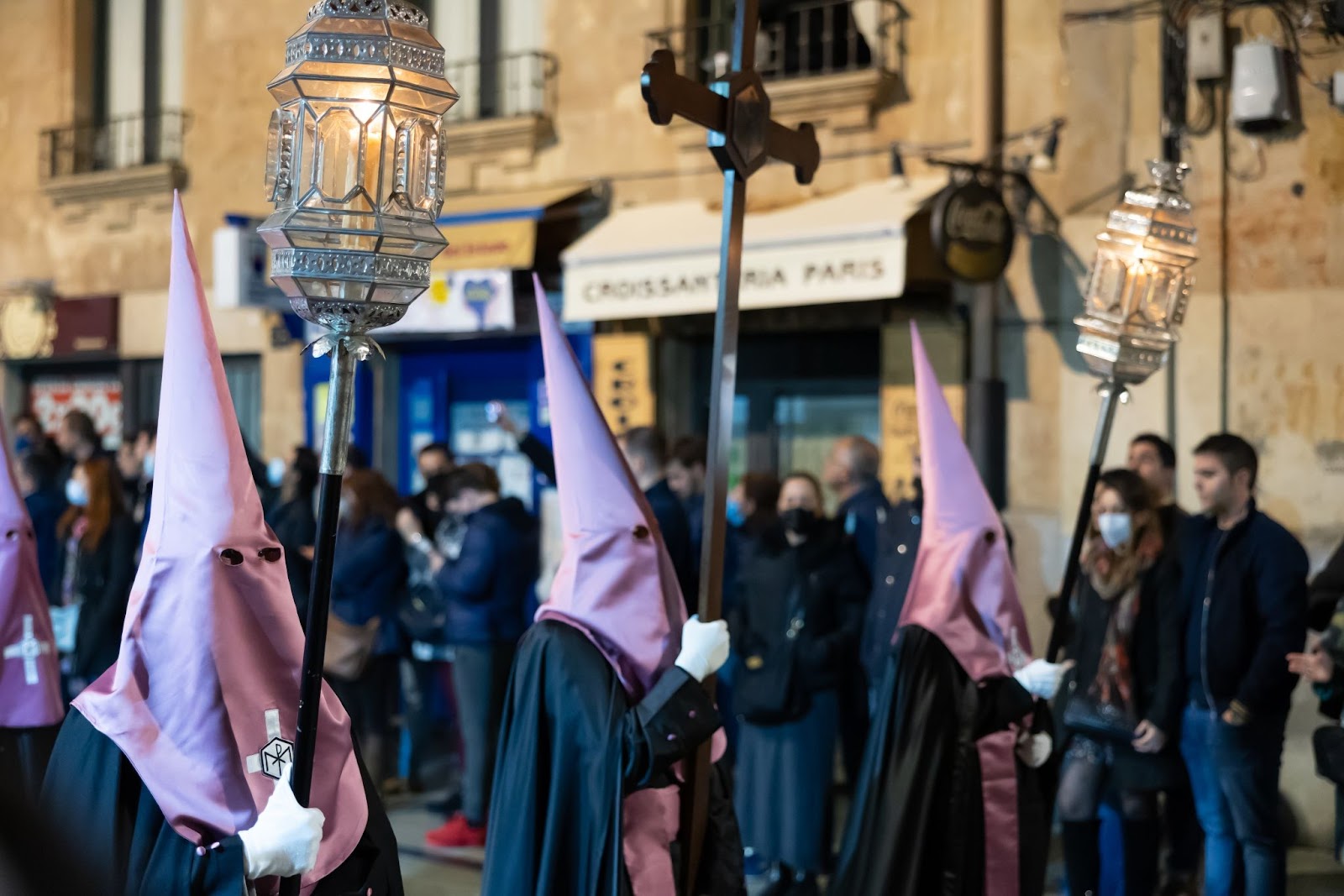 Procesamiento de flagelantes con capirotas durante Semana Santa Salamanca España