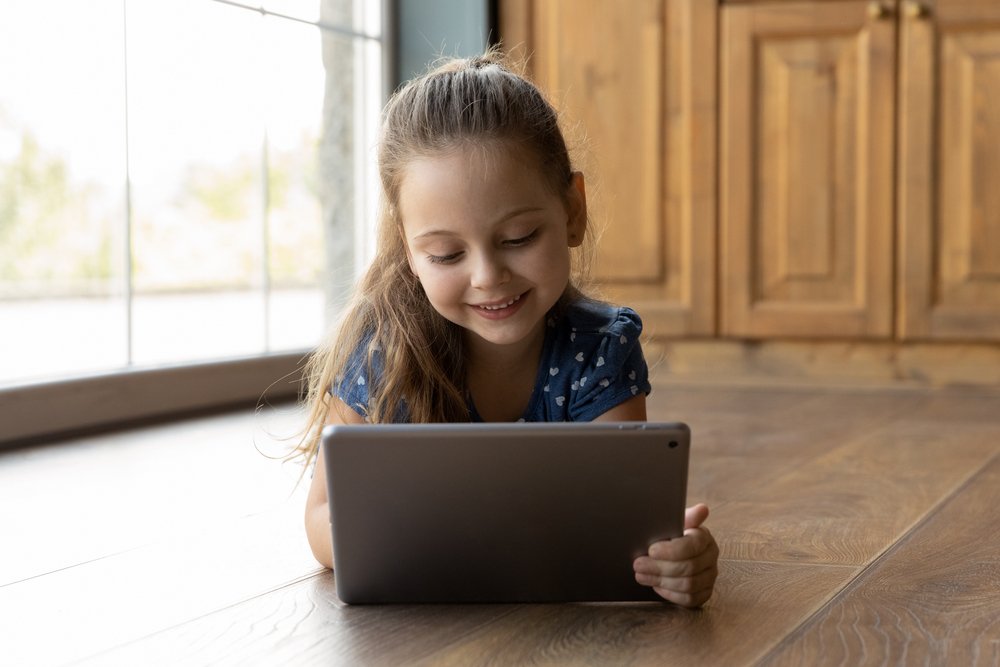 Una niña con una computadora