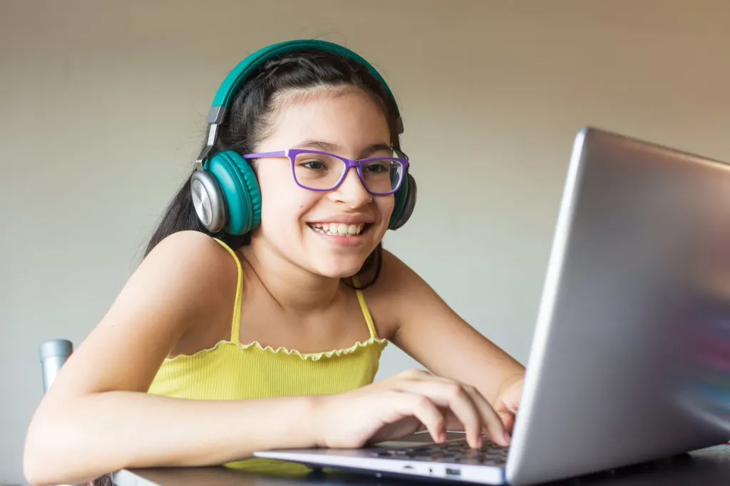 Una niña usando la computadora