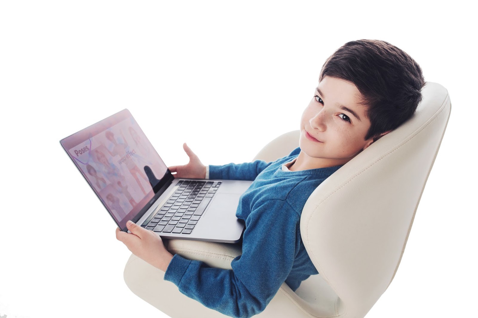 Un niño danddo clases de inglés en la escuela de inglés online Novakid