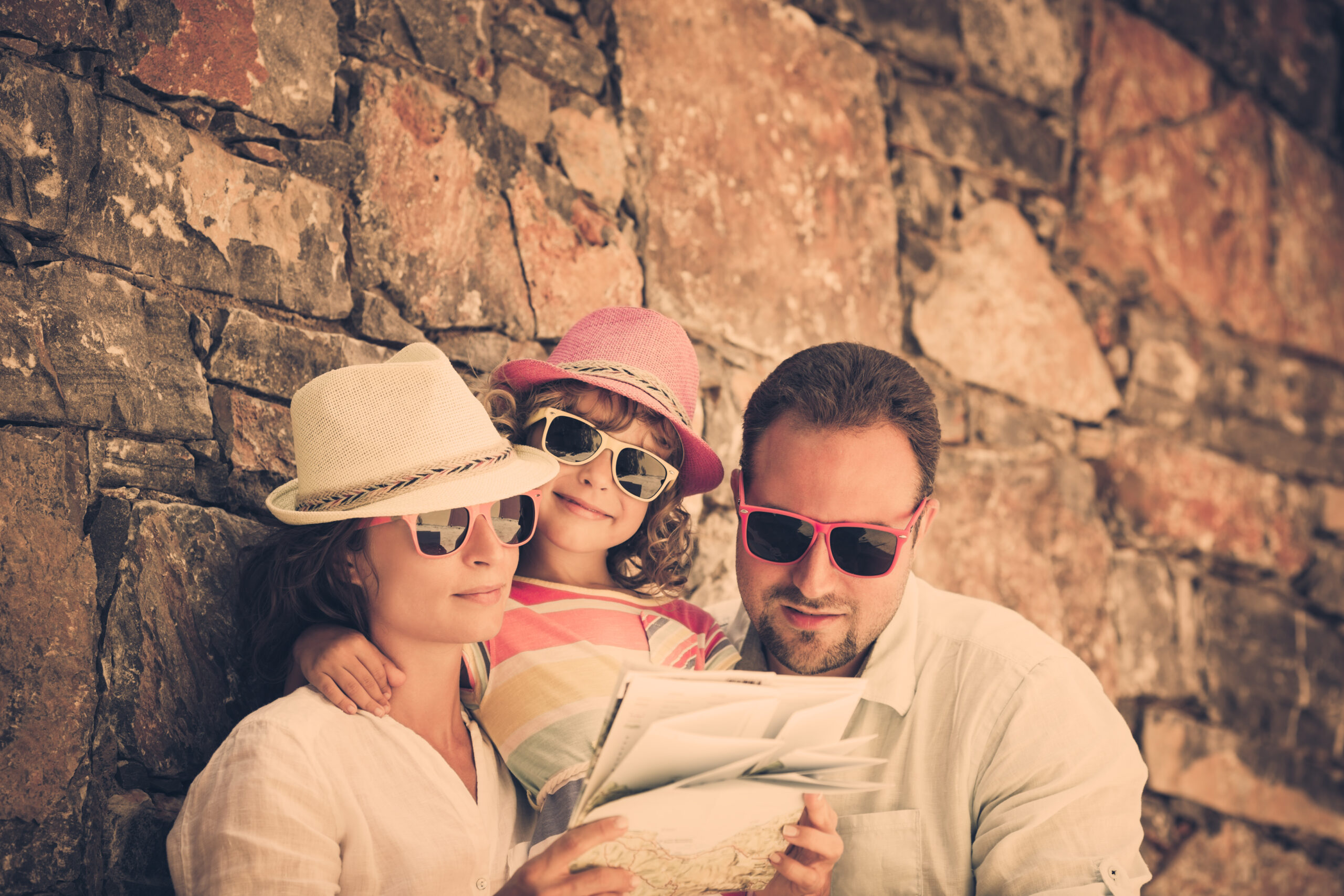 Une famille regarde une carte dans une ville étrangère en vacances.