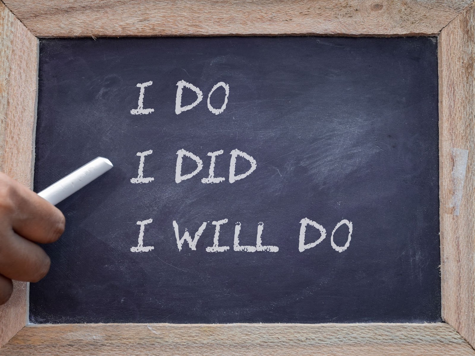 I do, I did, I will do du texte écrit sur un tableau noir.
