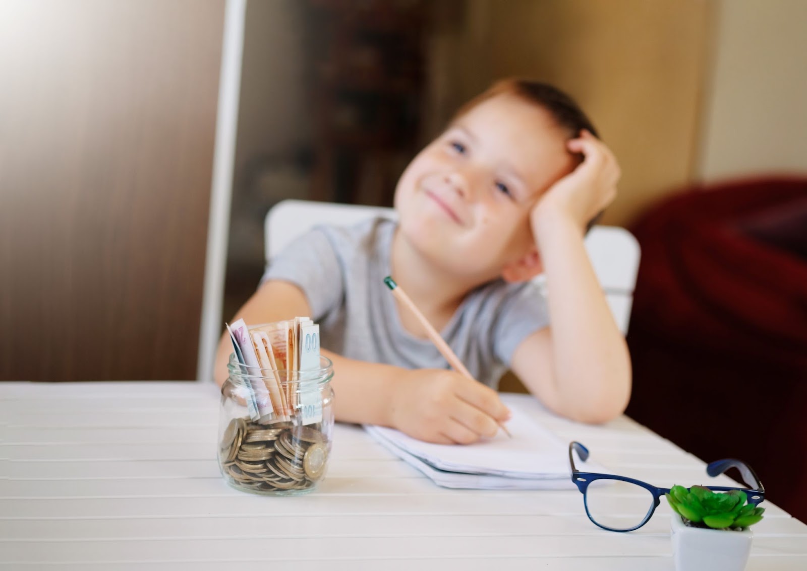 l'enfant économise de l'argent et planifie