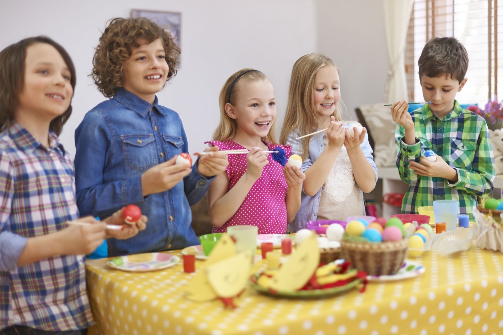enfants participant à un atelier créatif pour un anniversaire