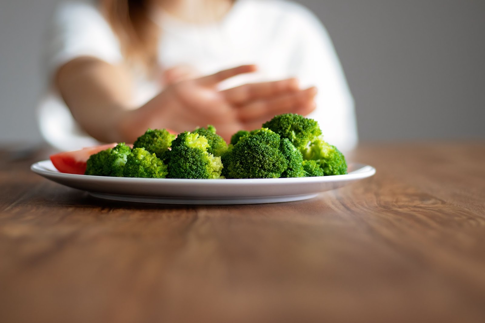fille repoussant une assiette avec brocoli problème alimentaire
