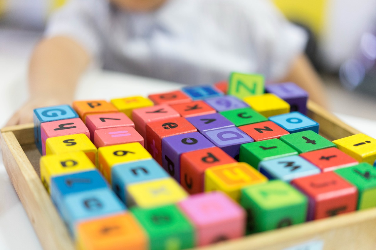 jeu de dés de couleur pour apprendre l’alphabe