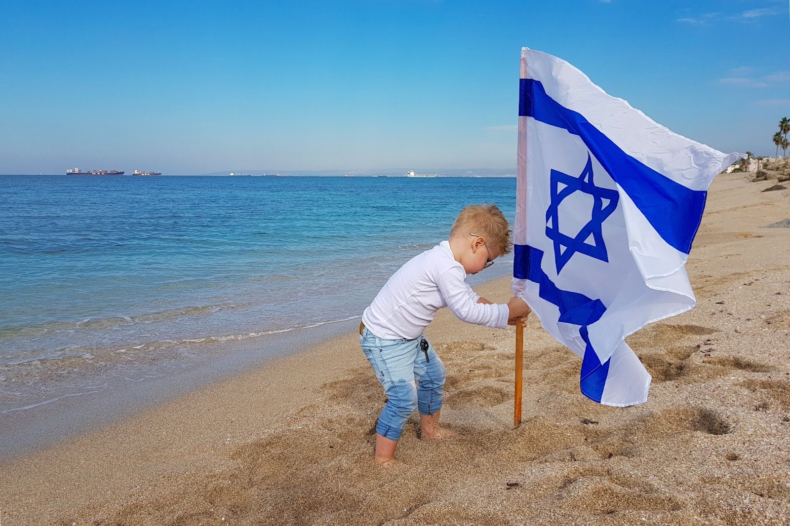 בחגים חשובים כמו יום העצמאות, הרחובות מלאים במצעדים ובחגיגות, עם אנשים מניפים את דגלי ישראל.