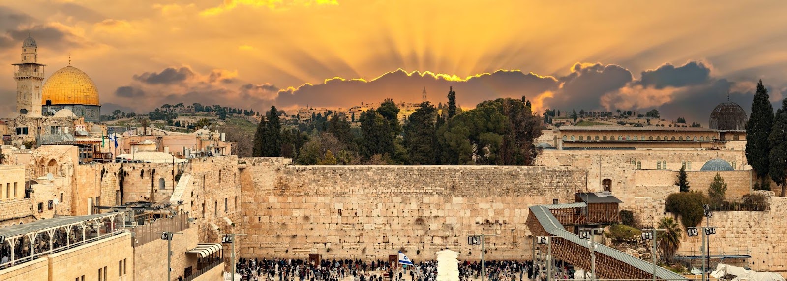 הכותל המערבי בירושלים הוא מקום מלא בהיסטוריה, מסורת ויראת כבוד שקטה