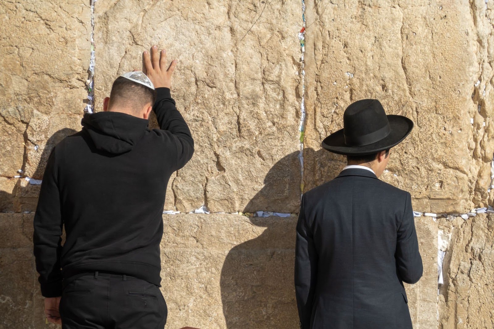 מסורת ייחודית בכותל המערבי כוללת כתיבת תפילות או משאלות על פיסות נייר קטנות