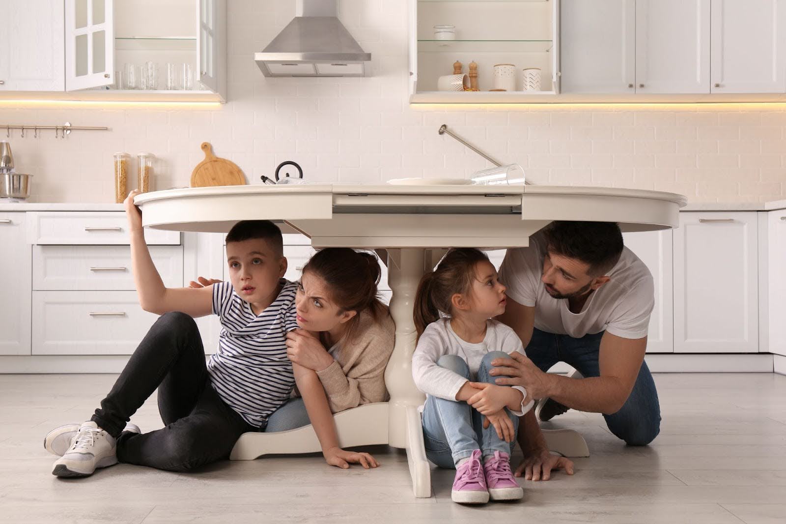 אם רעידת אדמה מתחילה, היכנסו למקום בטוח כמו מתחת לשולחן חזק או לפינה פנימית של החדר