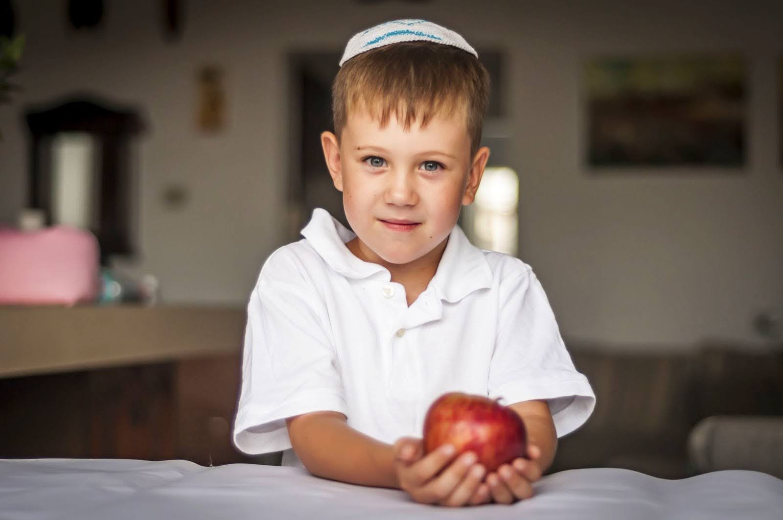 כיפה כסממן יהודי מגיל צעיר
