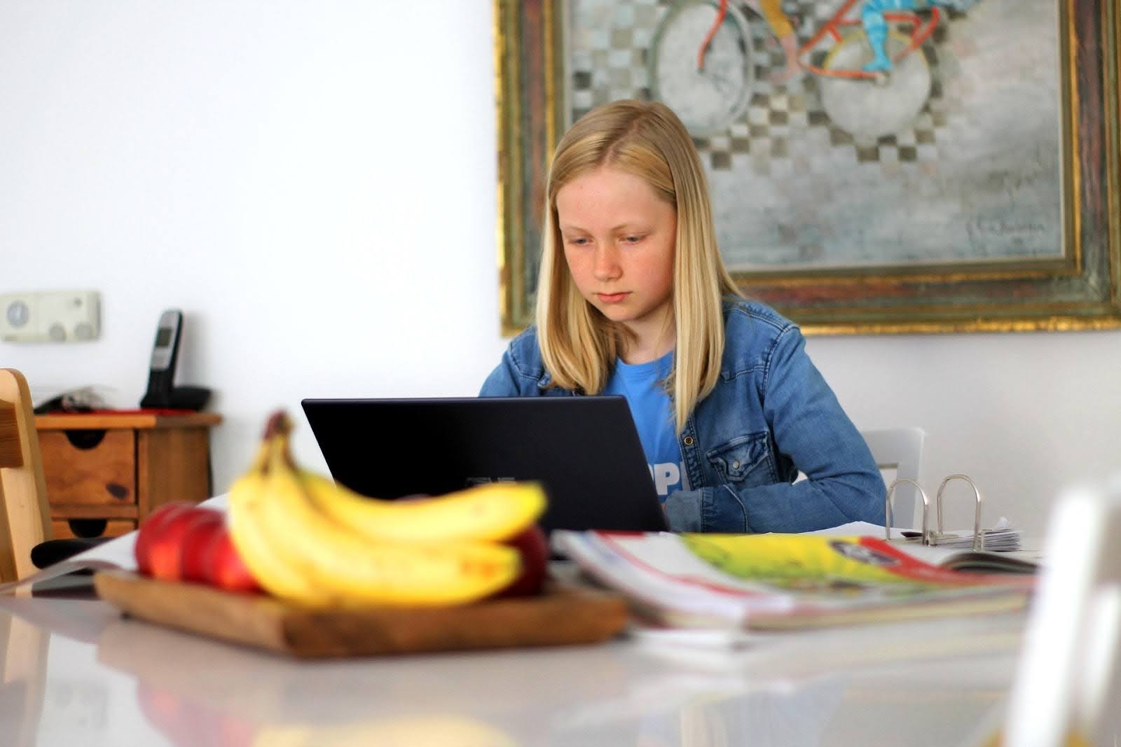 Bambina studia inglese con tutor online
