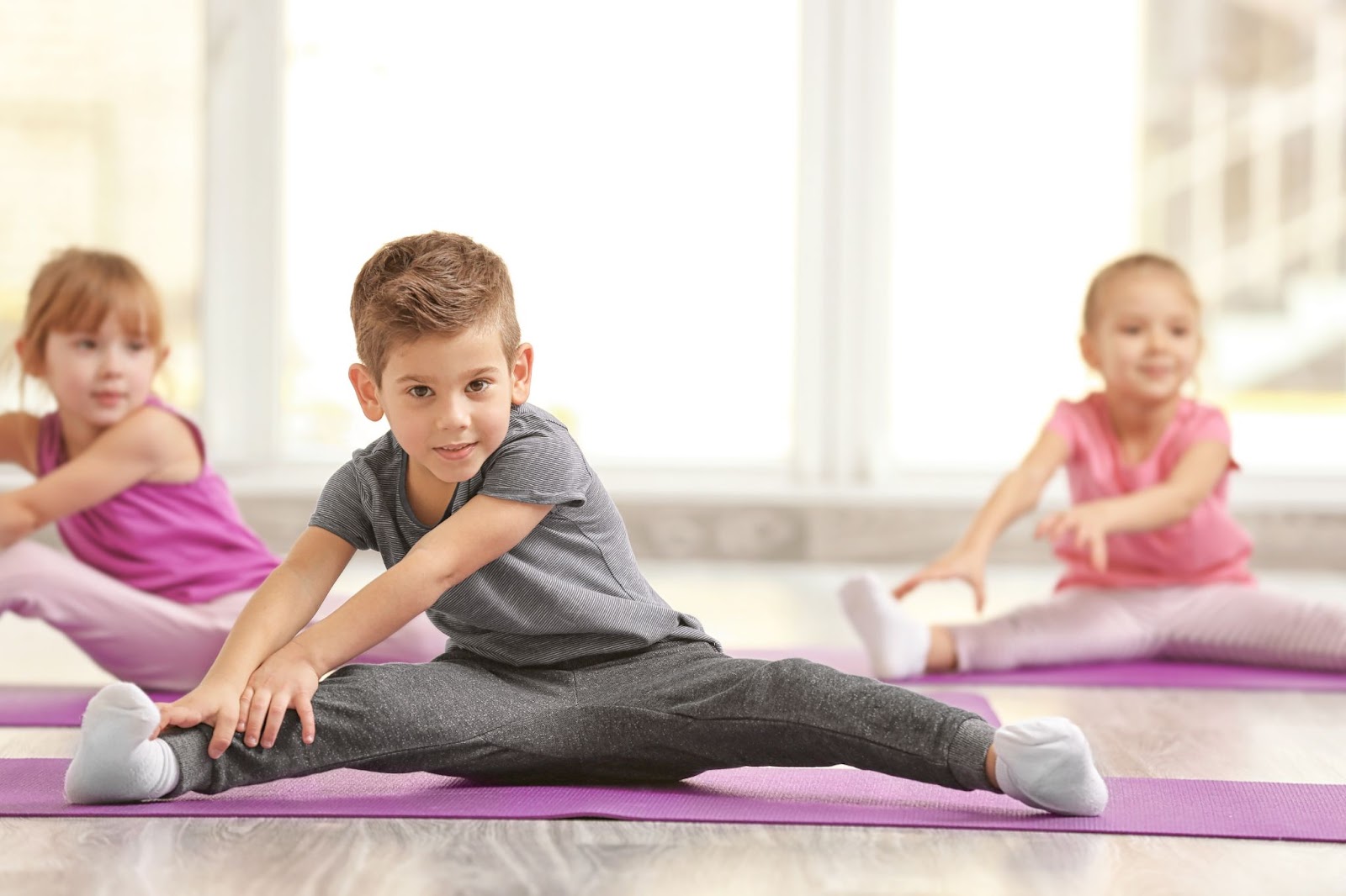 Gruppo di bambini che fanno esercizi di ginnastica