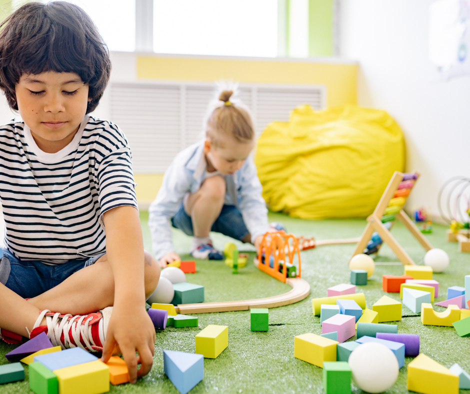 i bambini giocano a casa, concetto di psicomotricità per i bambini