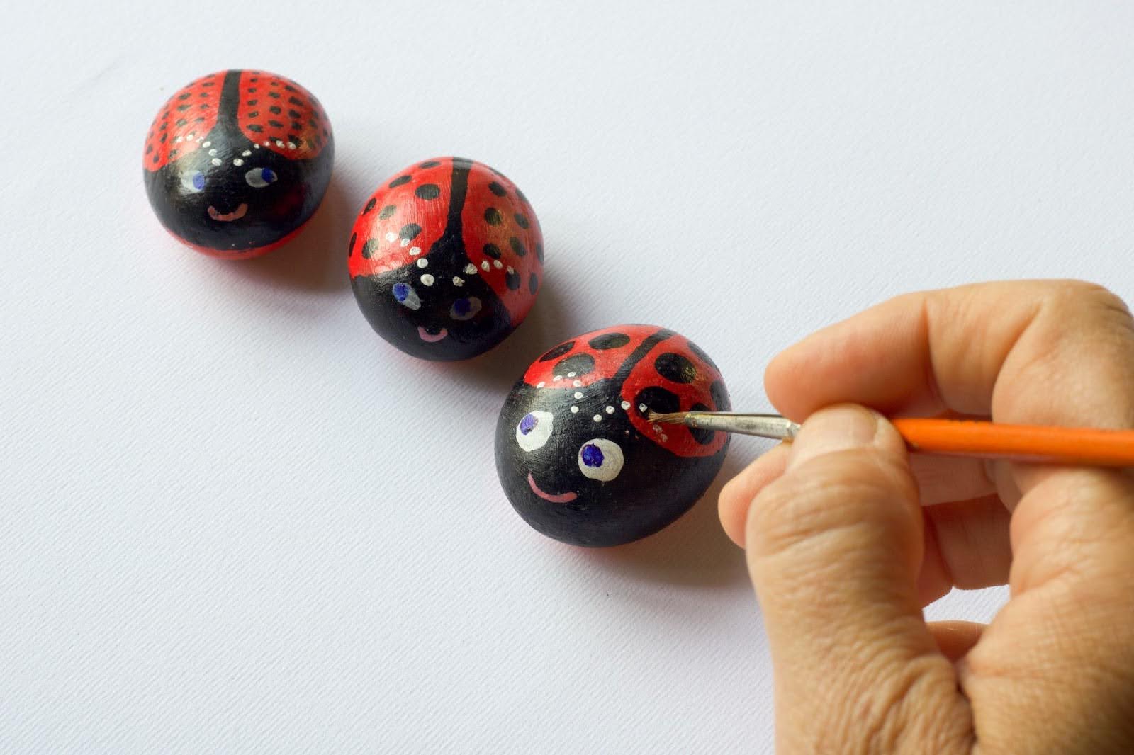dipingere i sassi coccinelle