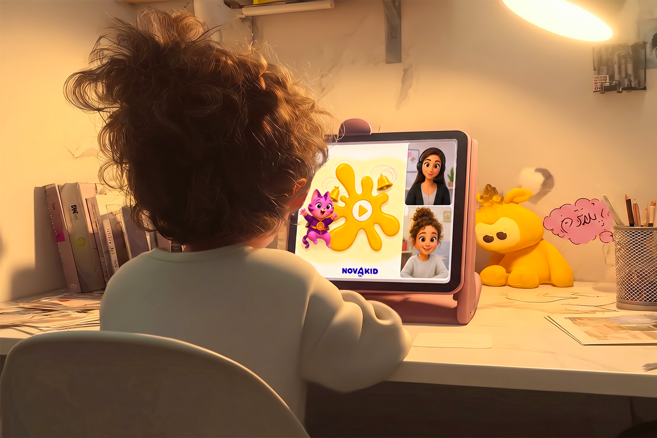 Bambino che fa lezione con Novakid. Sullo schermo si vede molto bene l'insegnante