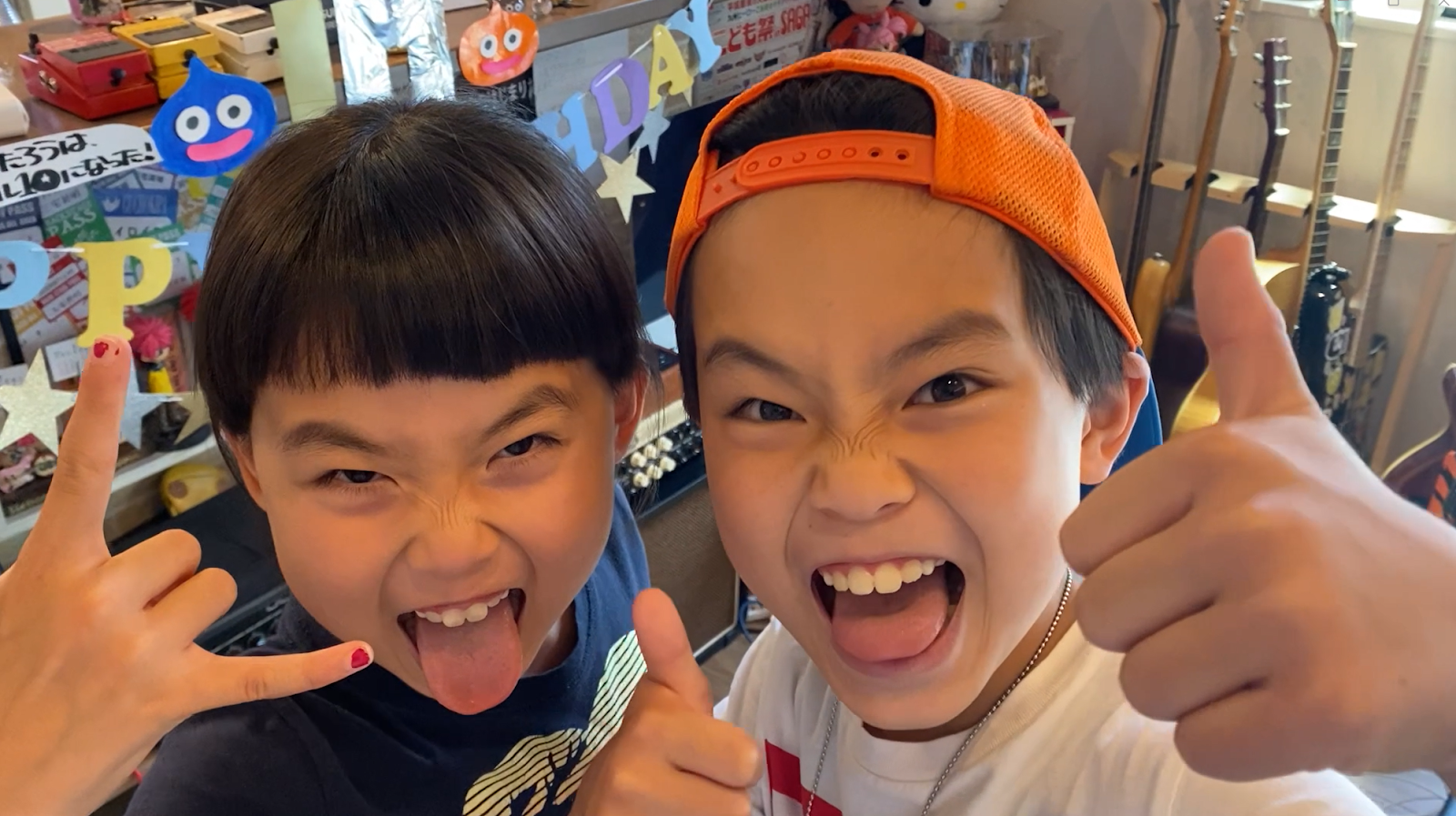 元気にポーズを決める三宅兄妹