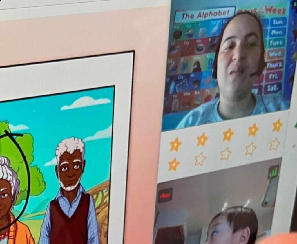 先生と英語学習している子ども