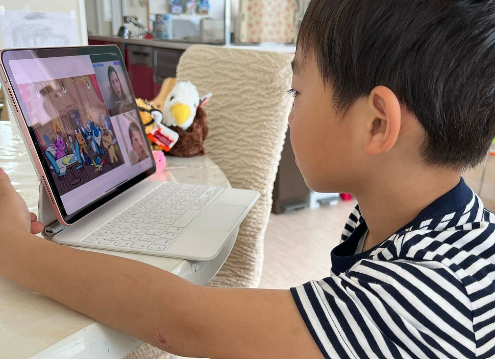 タブレッドで英語学習している男の子