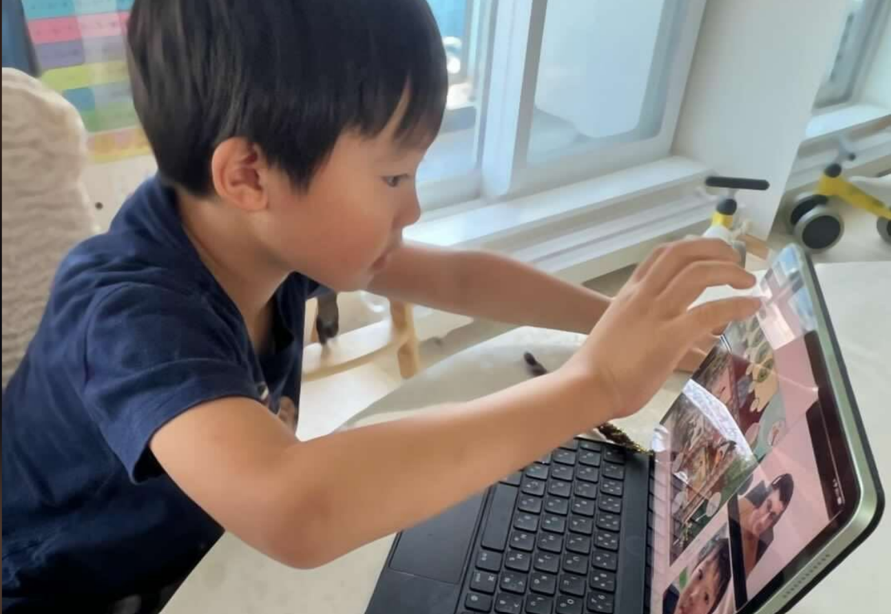 タブレッドで英語学習している男の子