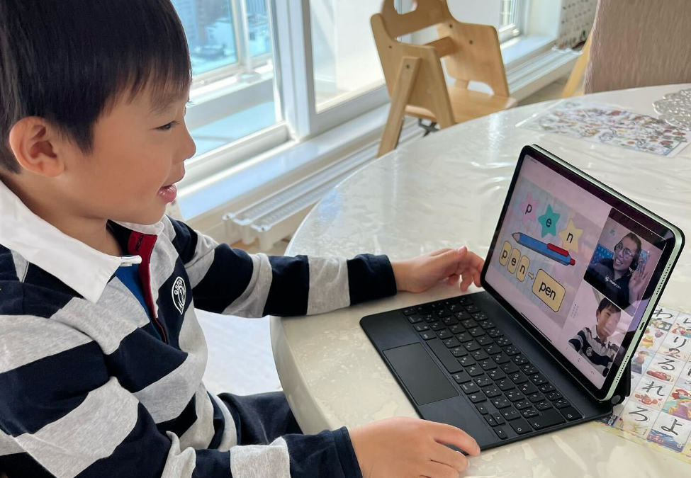 笑顔で英語学習している男の子