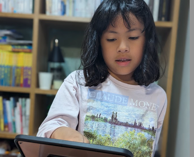タブレットで英語学習している女の子