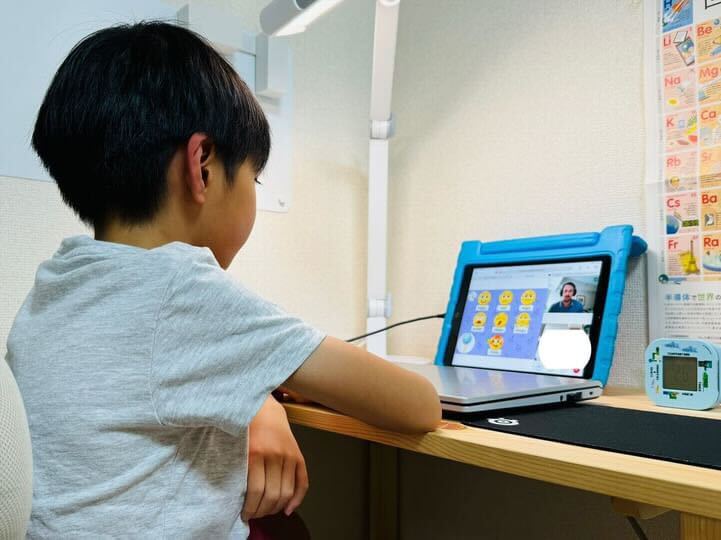 オンラインで英語学習している男の子