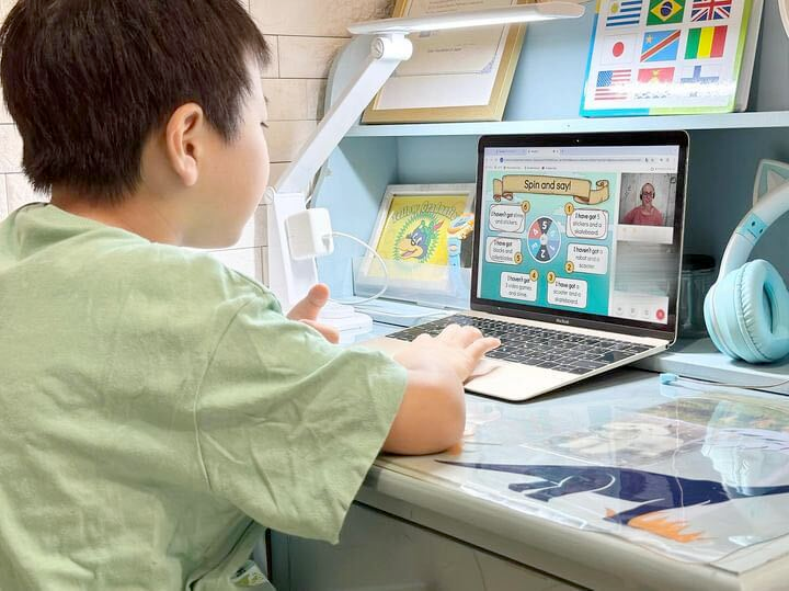 オンラインで先生と英語を学ぶ子供