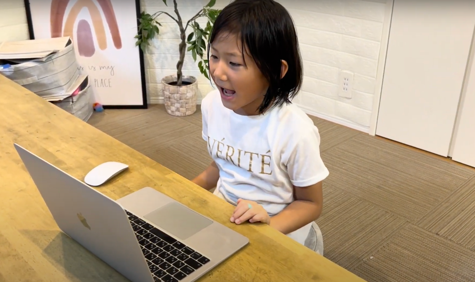 パソコンで英語学習している女の子