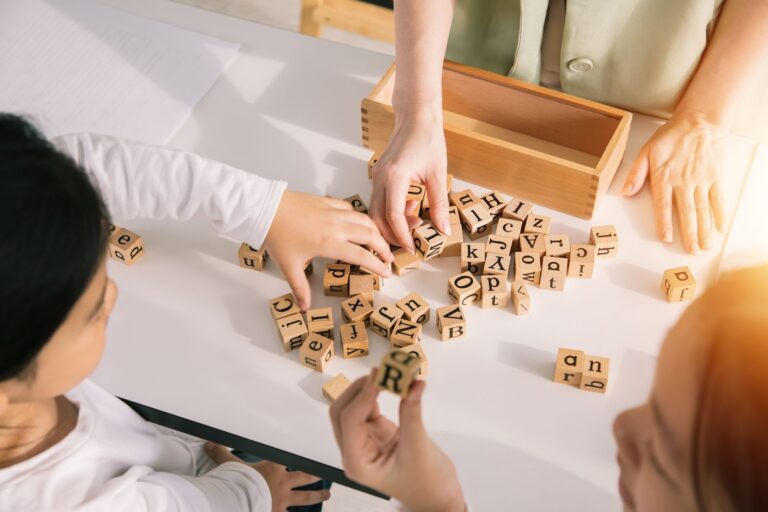 아이들이 쉽게 전치사를 이해하고 사용할 수 있도록 격려하는 방법