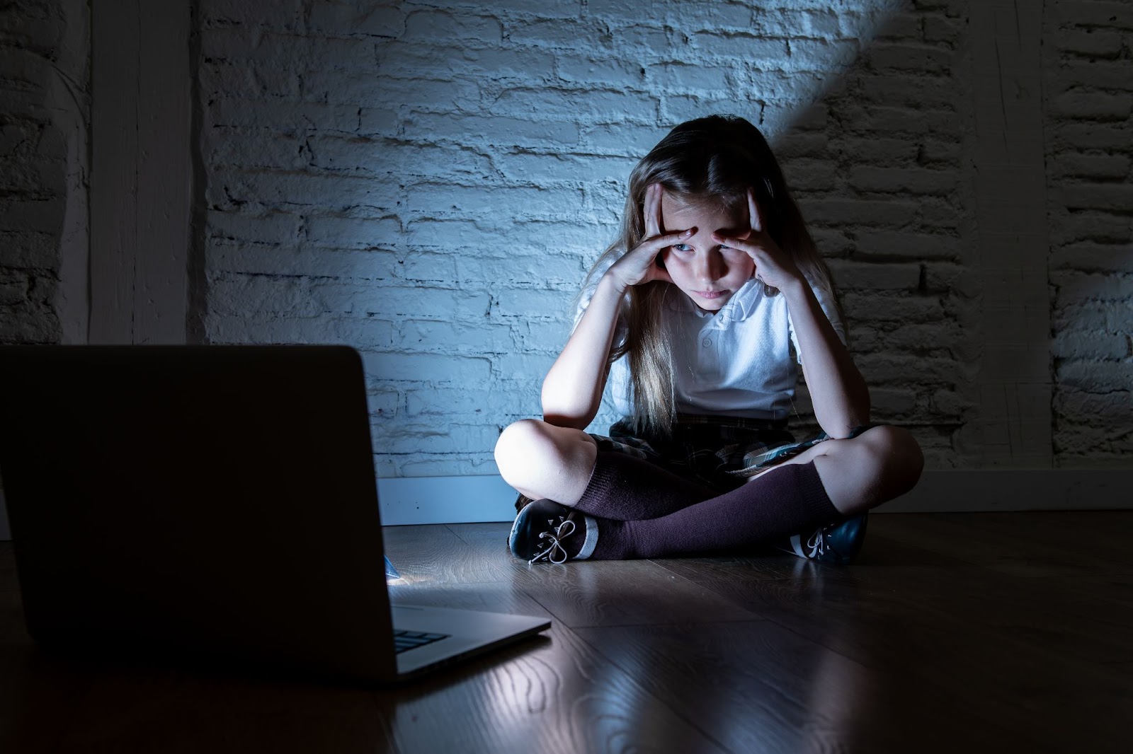 Fată speriată de cyberbulling.