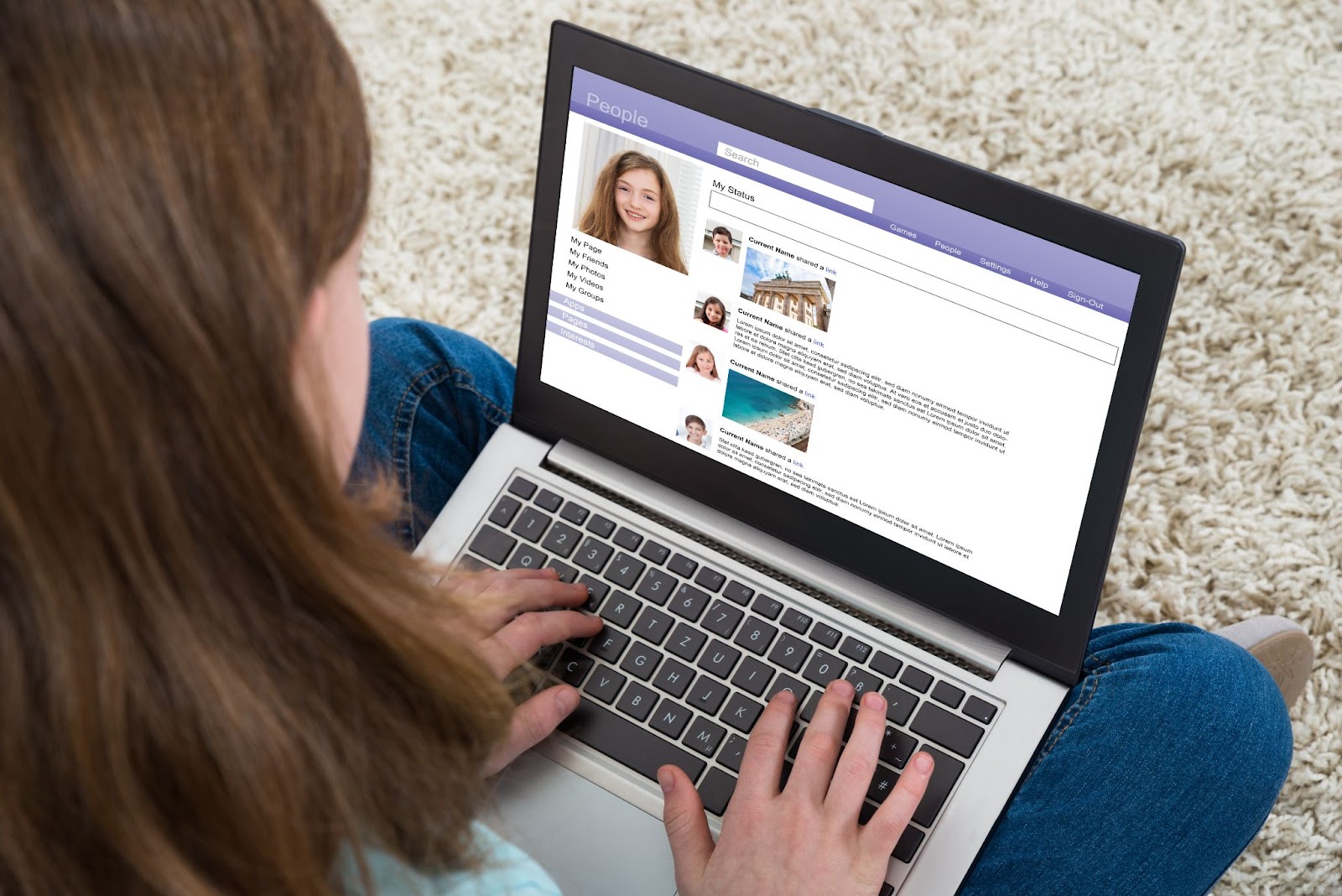 Fată discutând pe social media.
