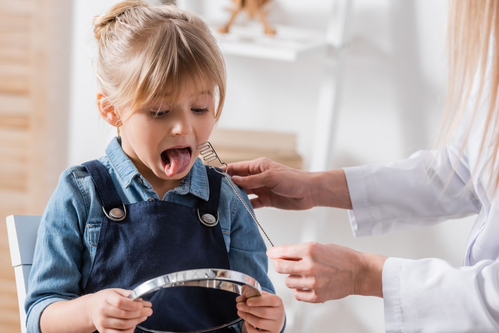 dil gecikmesi olan bir kızın doktor ziyareti