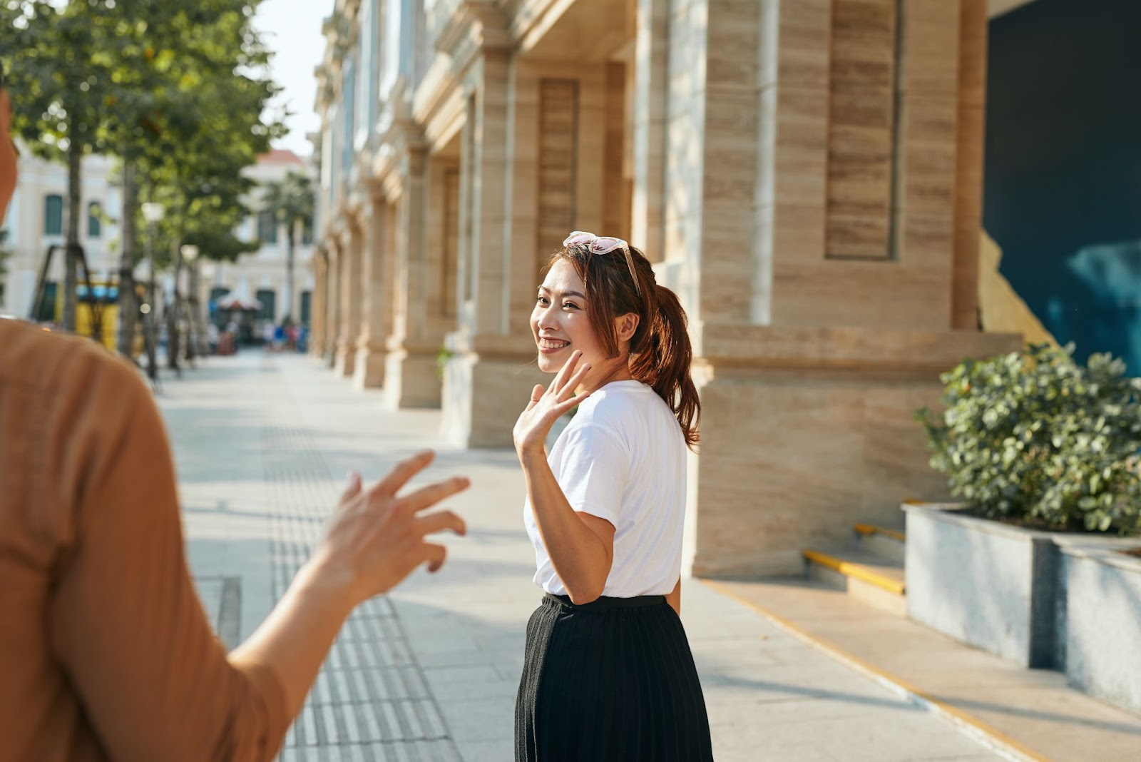 Genç bir kadın biriyle vedalaşıyor, konsept TTYL